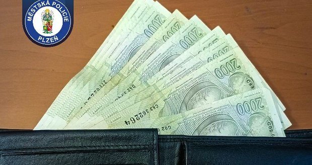 Cizinec donesl strážníkům v Plzni nalezenou peněženku. Bylo v ní 20 tisíc. Cizinec donesl strážníkům v Plzni nalezenou peněženku. Bylo v ní 20 tisíc.