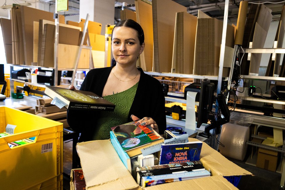 Pětitisícovky se vysypaly na pracovnici Knihobotu, která třídila přijaté knihy určené k prodeji. Když je spočítala, došla k částce 130 000 korun.