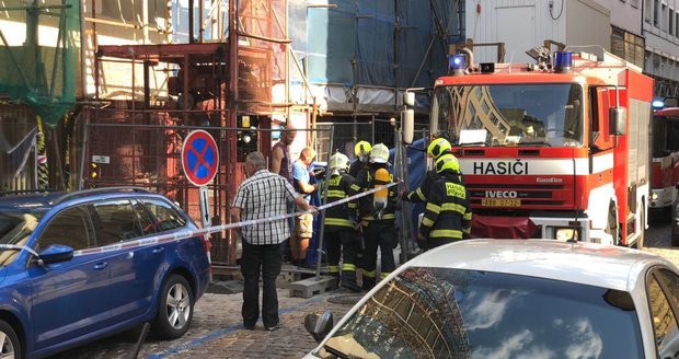 Otřesný nález: Ve světlíku jednoho z domů v centru Prahy leželo tělo v rozkladu