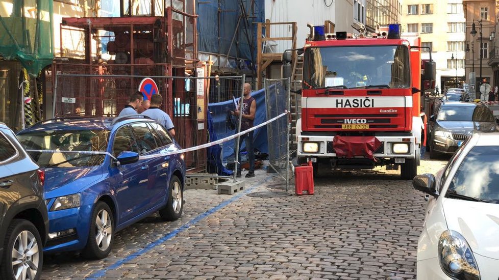 Ve světlíku jednoho z činžovních domů v ulici Hradební bylo nalezeno mrtvé tělo. Případ šetří policisté.