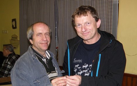 Nálezce Tomáš Holenda a astronom Pavel Spurný ukazují vesmírný kámen.