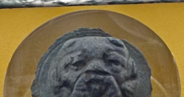 Kovová destička s plasticky vyobrazeným obličejem zdobila zbroj římských legionářů. Našli ji u Černé Hory na Blanensku.