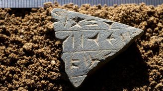 Kateřinská jeskyně vydala další záhadný předmět. Destičku s klínovým písmem Kateřinská jeskyně vydala další záhadný předmět. Destičku s klínovým písmem