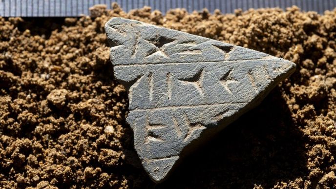 Na fragmentu nalezené destičky jsou litery klínového písma. Na fragmentu nalezené destičky jsou litery klínového písma.