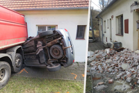 Uvolněný kamion v Náměšti zdemoloval dům a ohrozil několik lidí: Na případ si posvítí policie!