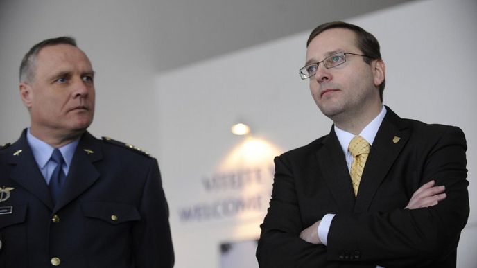 Náměstek ministra obrany Jan Fulík (vpravo) a ředitel sekce rovoje druhů sil ministerstva obrany Bohuslav Dvořák