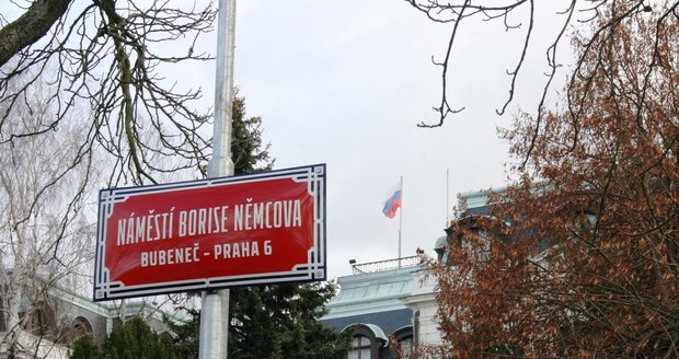 Prostranství před ambasádou Ruské federace se jmenuje náměstí Borise Němcova. Praha po přejmenovala po zavražděném ruském opozičním politikovi. 