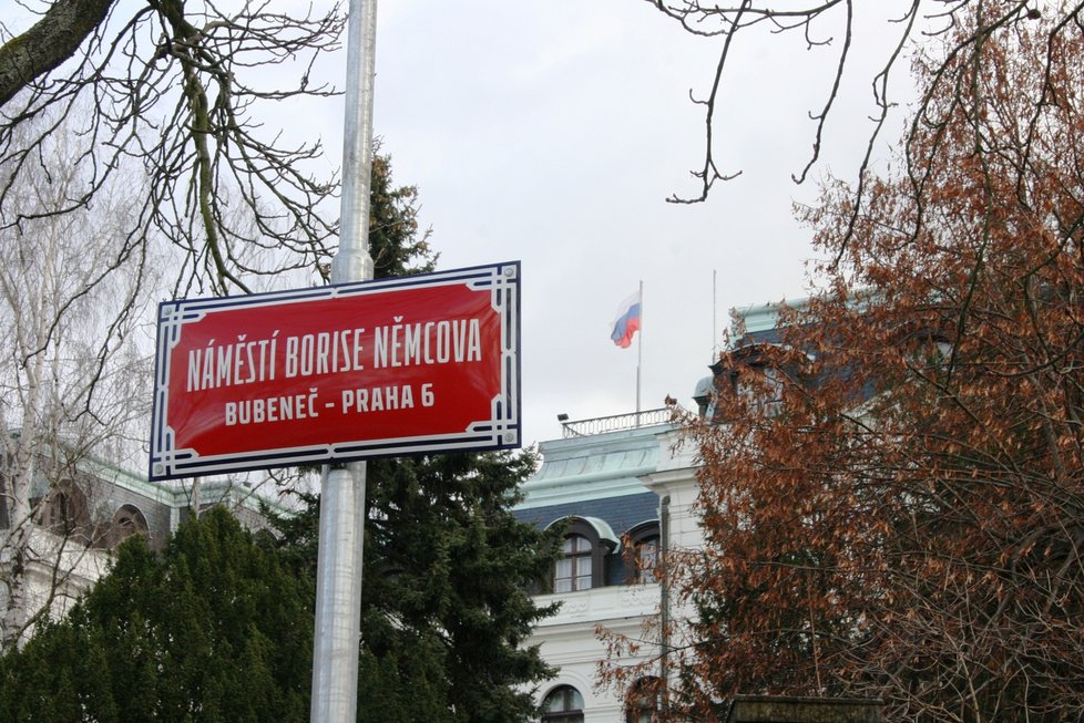 Prostranství před ambasádou Ruské federace se jmenuje náměstí Borise Němcova. Praha po přejmenovala po zavražděném ruském opozičním politikovi.