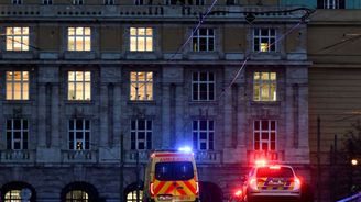 Tragédii na Karlově univerzitě prošetřuje policejní inspekce