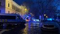 Policisté a záchranka na místě střelby na Filozofické fakultě v Praze (21.12.2023)