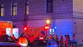 Policisté a záchranka na místě střelby na Filozofické fakultě v Praze (21. 12. 2023)