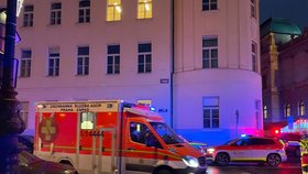 Policisté a záchranka na místě střelby na Filozofické fakultě v Praze (21. 12. 2023)