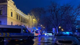 Policisté a záchranka na místě střelby na Filozofické fakultě v Praze (21. 12. 2023)