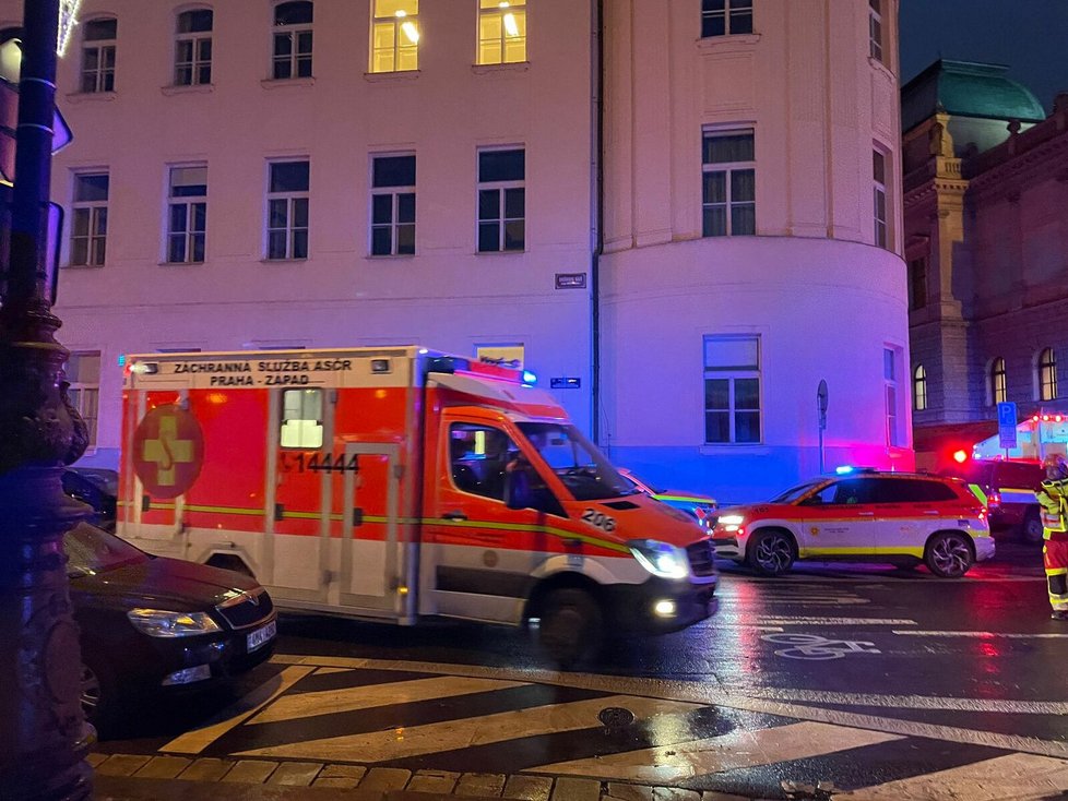 Policisté a záchranka na místě střelby na Filozofické fakultě UK v Praze (21.12.2023)