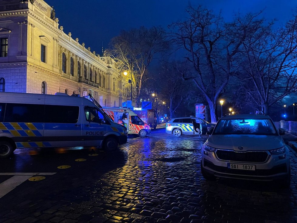 Policisté a záchranka na místě střelby na Filozofické fakultě v Praze (21.12.2023)