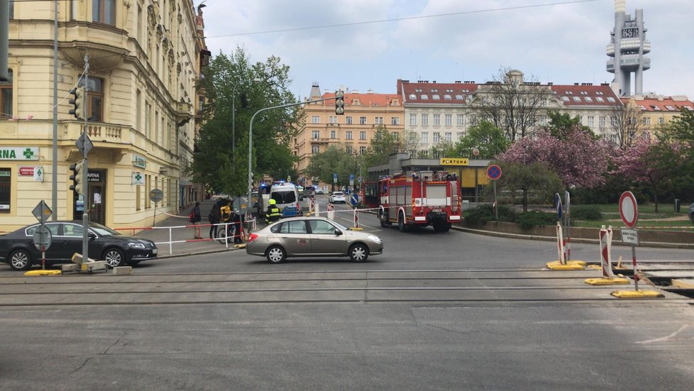 U výstupu z metra na náměstí Jiřího z Poděbrad našli 23. dubna podezřelý balíček.