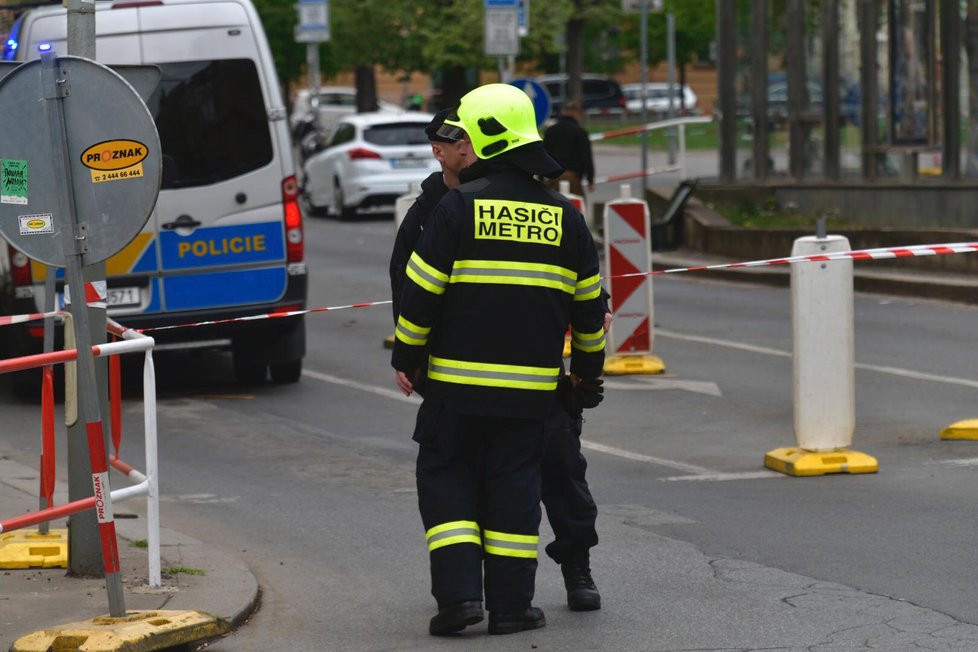 U výstupu z metra na náměstí Jiřího z Poděbrad našli 23. dubna podezřelý balíček.