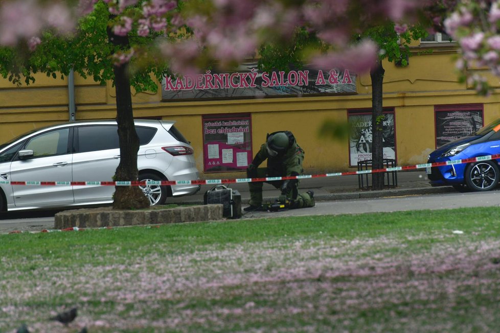 U výstupu z metra na náměstí Jiřího z Poděbrad našli 23. dubna podezřelý balíček.