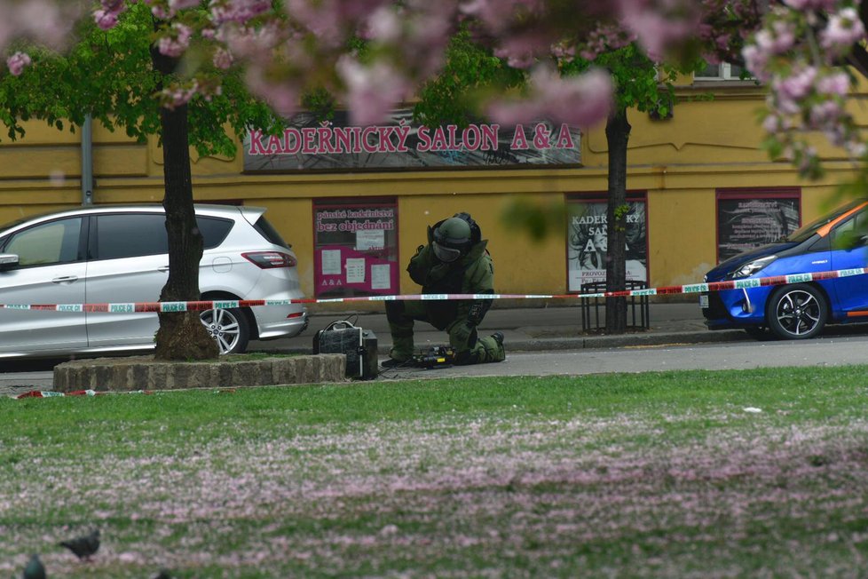 U výstupu z metra na náměstí Jiřího z Poděbrad našli 23. dubna podezřelý balíček.