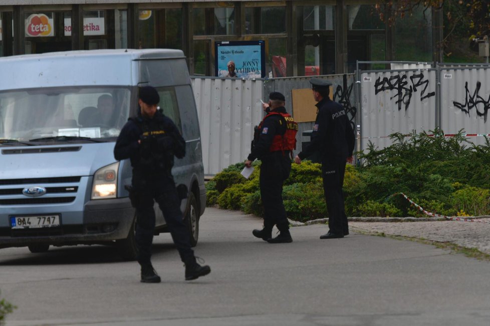 U výstupu z metra na náměstí Jiřího z Poděbrad našli 23. dubna podezřelý balíček.