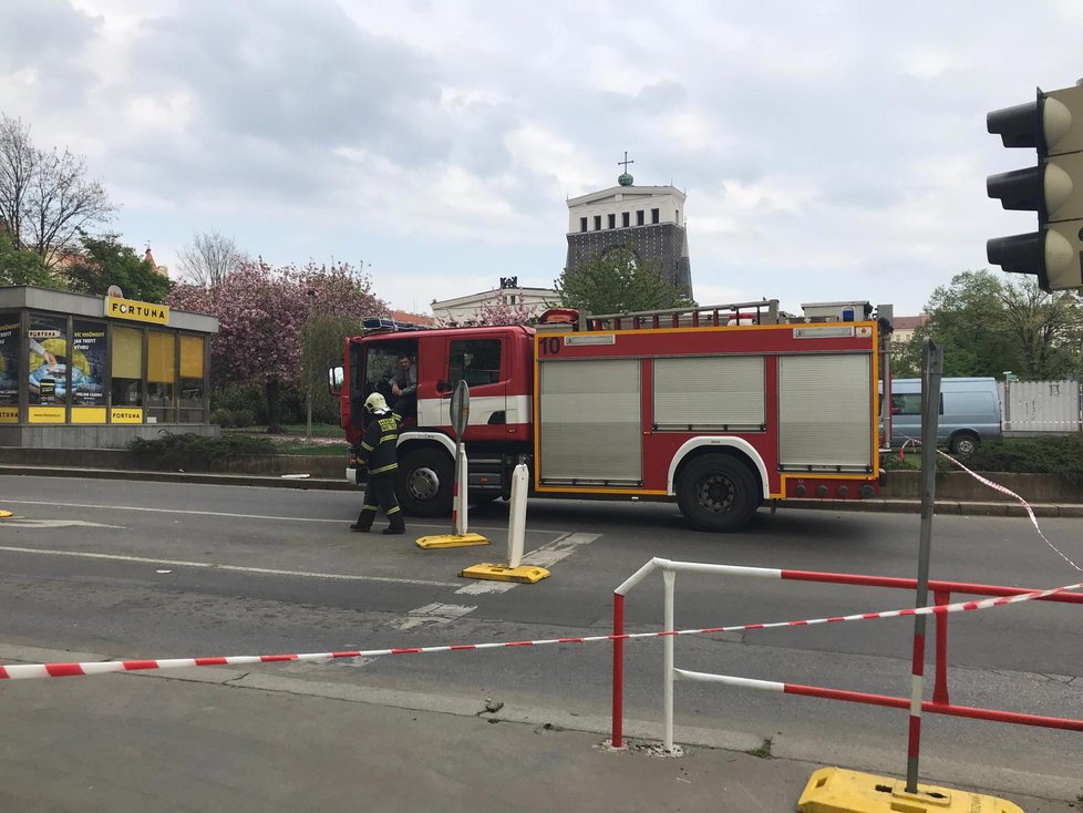 U výstupu z metra na náměstí Jiřího z Poděbrad našli 23. dubna podezřelý balíček.