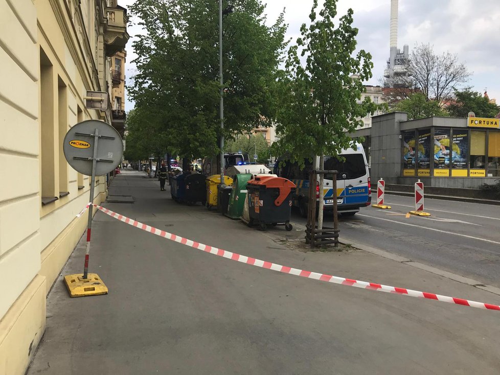 U výstupu z metra na náměstí Jiřího z Poděbrad našli 23. dubna podezřelý balíček.