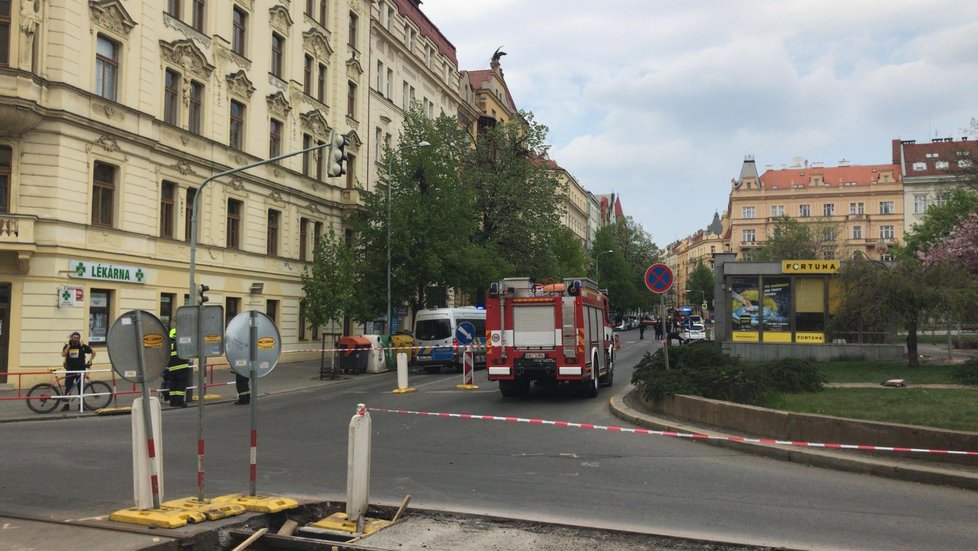 U výstupu z metra na náměstí Jiřího z Poděbrad našli 23. dubna podezřelý balíček.