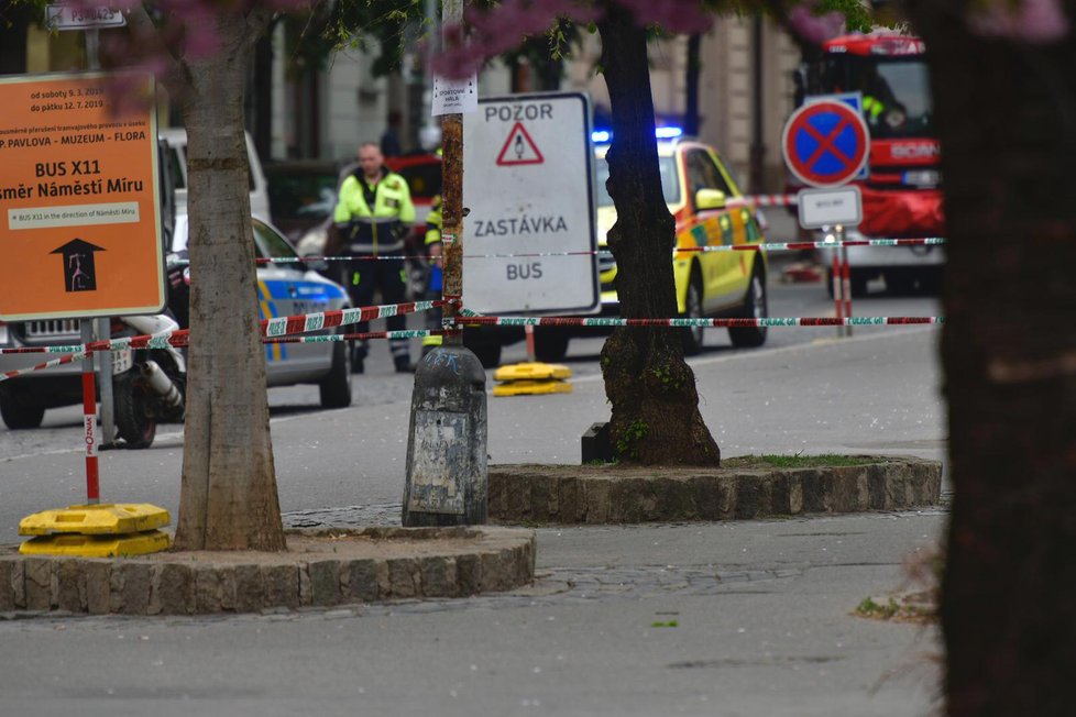 U výstupu z metra na náměstí Jiřího z Poděbrad našli 23. dubna podezřelý balíček.