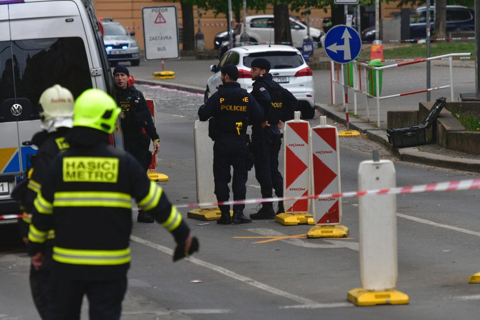 U výstupu z metra na náměstí Jiřího z Poděbrad našli 23. dubna podezřelý balíček.