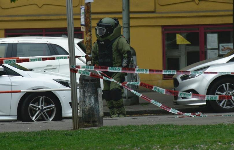 U výstupu z metra na náměstí Jiřího z Poděbrad našli 23. dubna podezřelý balíček.