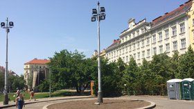 Točna na náměstí Jiřího z Poděbrad, která často sloužili řidičům jako plácek k parkování, je nově určena výhradně pěším.