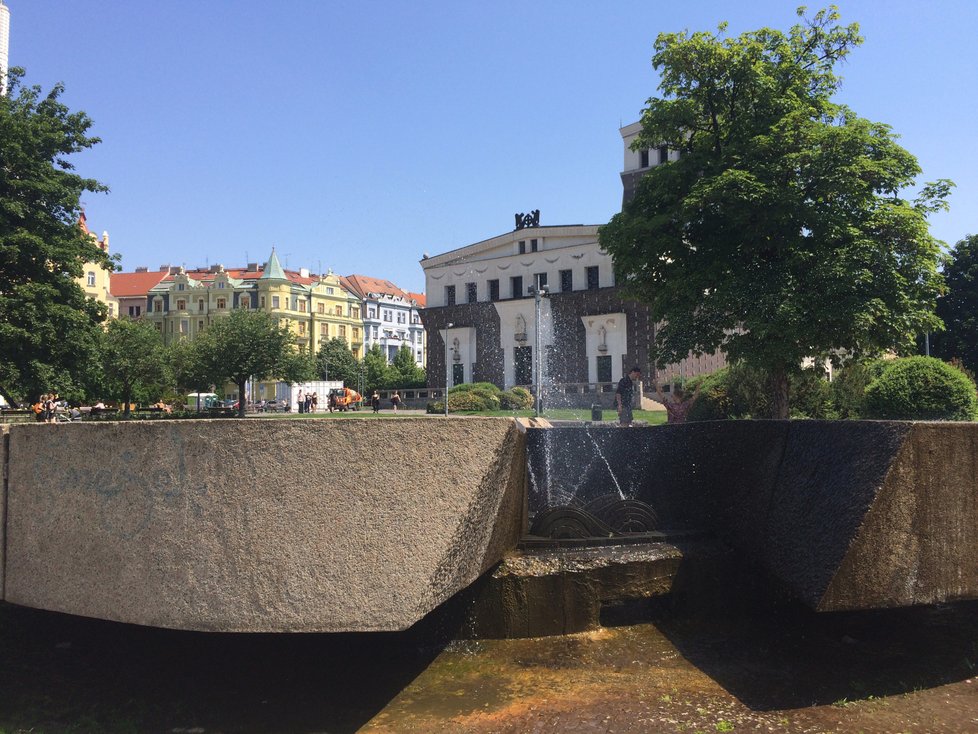 Vodní prvky na náměstí by podle studie měly být nejen že zachovány, ale také patrně rozšířeny.