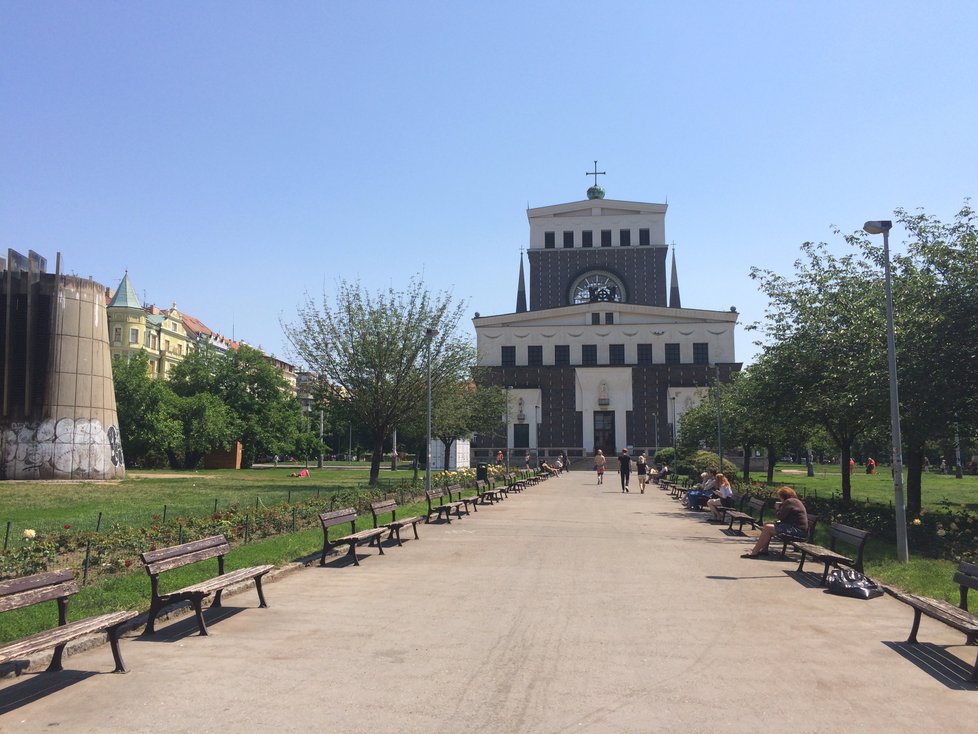 Prostor před kostelem by měl doznat značných změn. Předně by beton měla nahradit prodyšná dlažba na štěrkovém podloží.