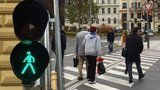 Zadýchaní chodci lamentují: Zelený panáček ze semaforu hned zmizí. Co s tím? 