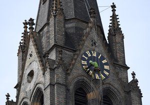 Pracovníci pražské městské firmy Technologie hlavního města Prahy začali 24. srpna 2020 s instalací šesti renovovaných ciferníků věžních hodin kostela sv. Ludmily na náměstí Míru.