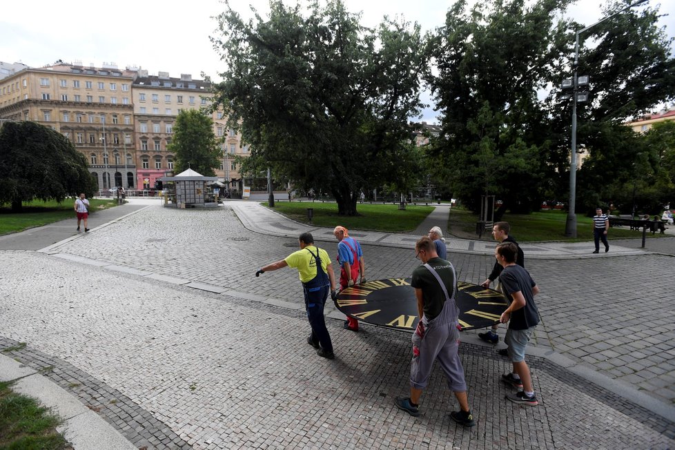 Pracovníci pražské městské firmy Technologie hlavního města Prahy začali 24. srpna 2020 s instalací šesti renovovaných ciferníků věžních hodin kostela sv. Ludmily na náměstí Míru.