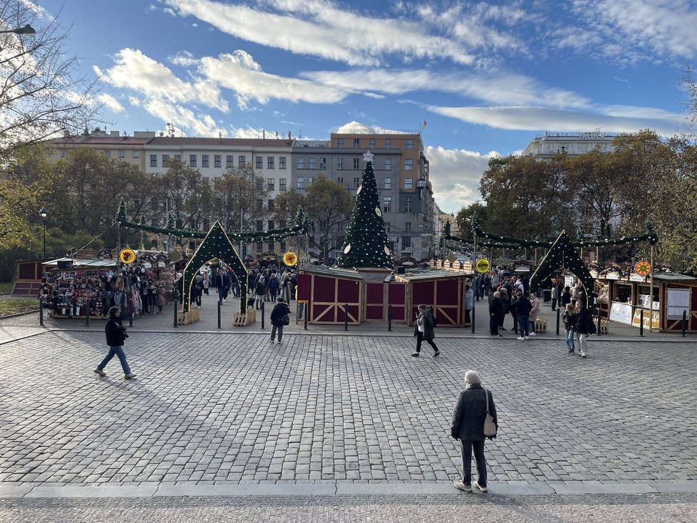 První den vánočních trhů na náměstí Míru, 20. 11. 2023