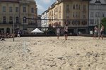 Nejen Ostravané mohou během léta užívat sluníčka a písku na Masarykově náměstí.