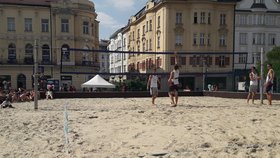 Nejen Ostravané mohou během léta užívat sluníčka a písku na Masarykově náměstí.