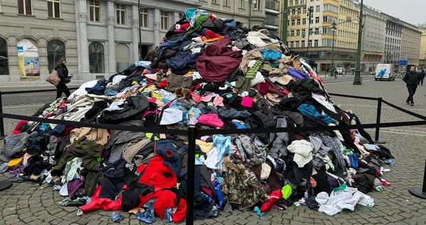 Na náměstí Republiky se před Palladiem nečekaně objevilo několik tun oblečení. (12. listopadu 2024)
