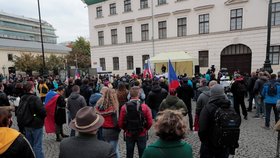 Demonstrace odpůrců vládních nařízení proti koronaviru na pražském Náměstí Republiky (28. 10. 2020)