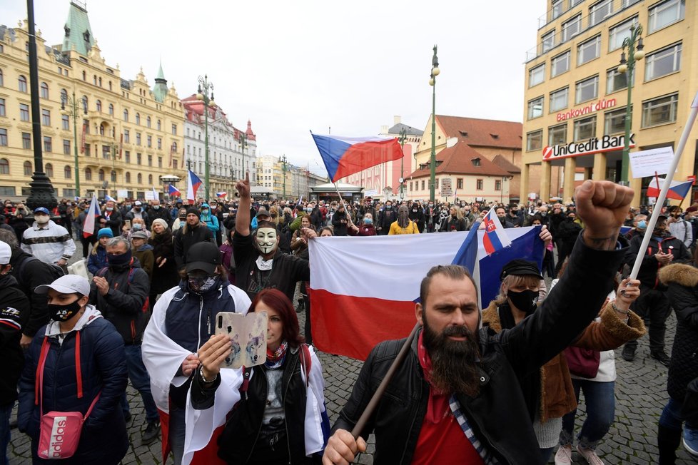 Demonstrace odpůrců vládních nařízení proti koronaviru na pražském náměstí Republiky (28. 10. 2020)