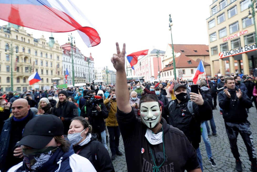 Demonstrace odpůrců vládních nařízení proti koronaviru na pražském náměstí Republiky (28. 10. 2020)