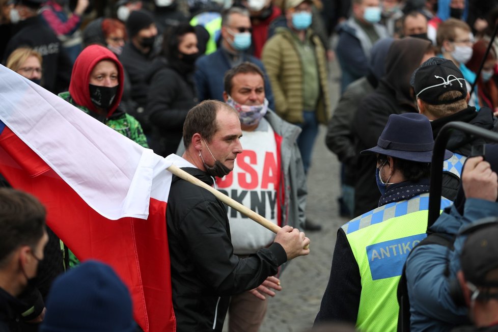 Demonstrace odpůrců vládních nařízení proti koronaviru na pražském Náměstí Republiky (28. 10. 2020)