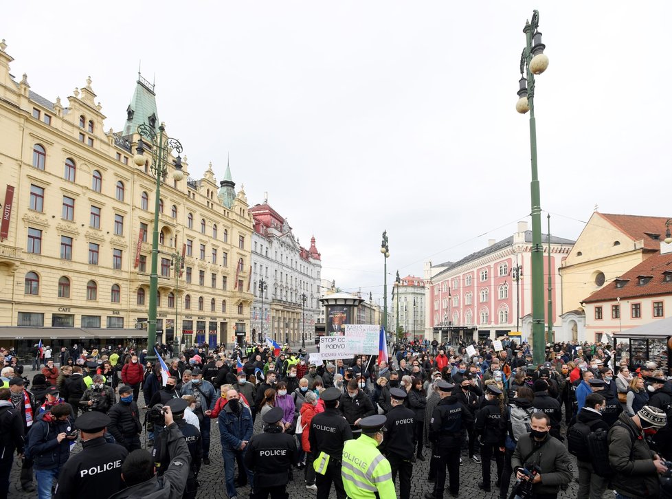 Demonstrace odpůrců vládních nařízení proti koronaviru na pražském náměstí Republiky (28. 10. 2020)