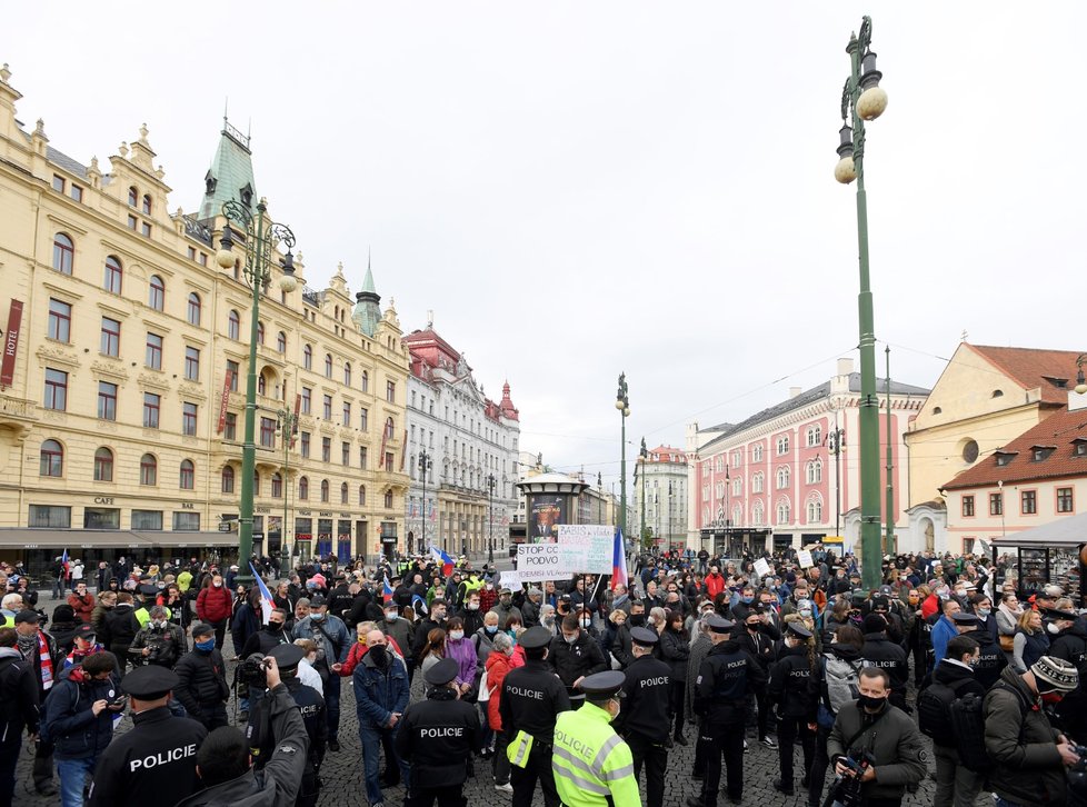 Demonstrace odpůrců vládních nařízení proti koronaviru na pražském Náměstí Republiky (28. 10. 2020)