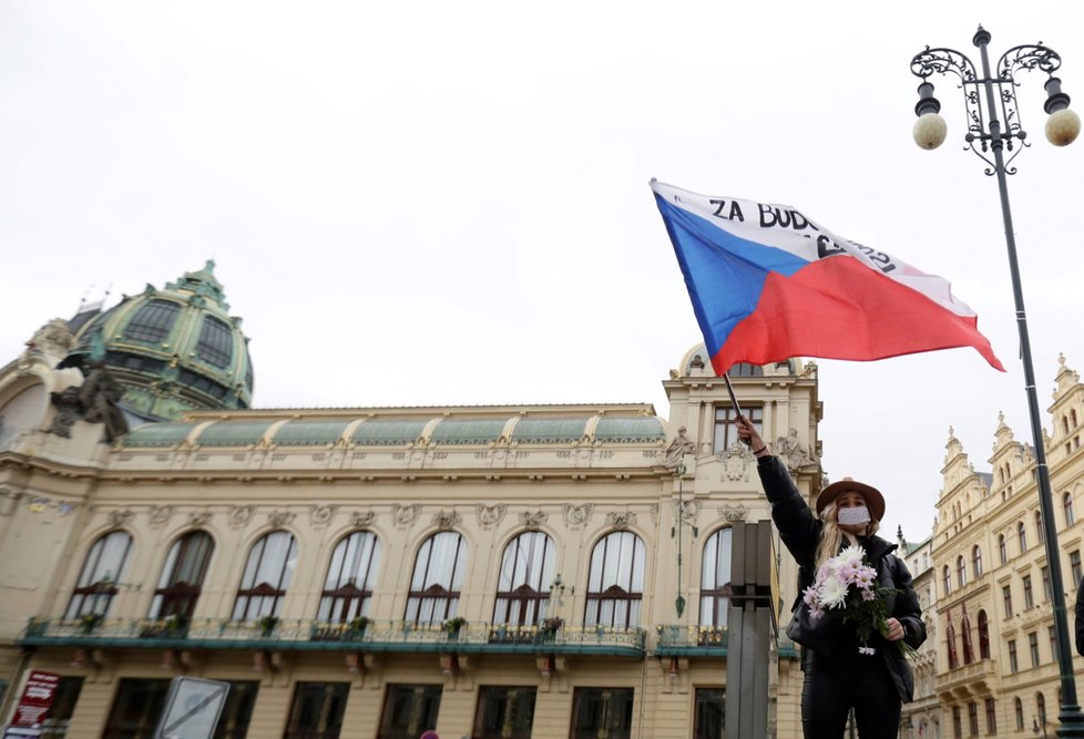 Demonstrace odpůrců vládních nařízení proti koronaviru na pražském náměstí Republiky (28. 10. 2020)