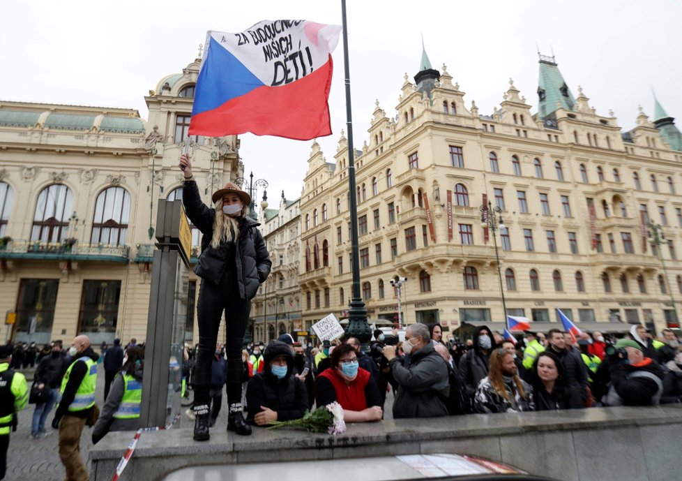 Demonstrace odpůrců vládních nařízení proti koronaviru na pražském náměstí Republiky (28. 10. 2020)