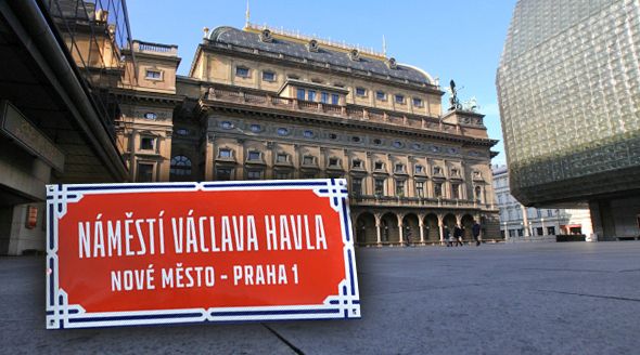 Piazzetta Národního divadla se v úterý večer definitivně přejmenuje na Náměstí Václava Havla.