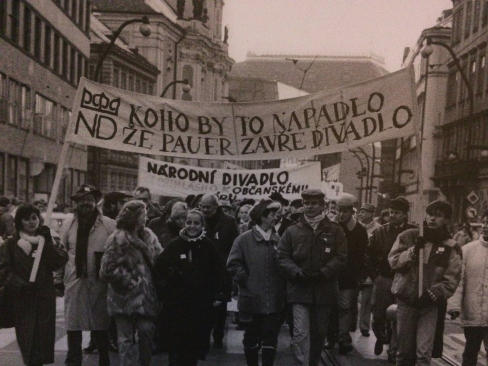Z výstavy Boj o klíčky (Národní divadlo a revoluce 1989), která je do konce listopadu k vidění na náměstí Václava Havla.